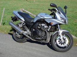 800px-yamaha_fzs600_fazer_rj02